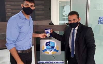 FDSRN recebe homenageado com uma medalha